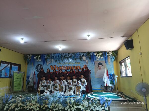 Para santri yang khatam  foto bersama dengan ustadzahnya/dok.istimewa