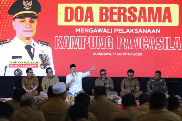 Wali Kota Surabaya Eri Cahyadi saat doa bersama di Kampung Pancasila/dok.Diskominfo Surabaya