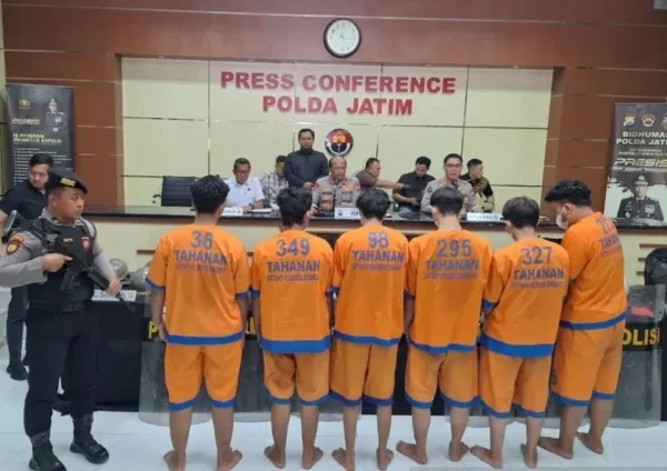 Sebagian tersangka kasus aksi kerusuhan di Jatim saat konferensi pers di Maplda Jatim. (Foto: Ist/BS)