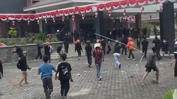 Massa saat melakukan perusakan saat demo ricuh di gedung DPRD Madiun. (Foto: Istimewa/bs)
