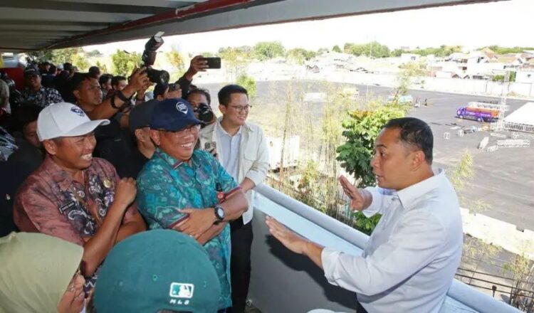 Wali Kota Surabaya Eri Cahyadi bersama jajaran pemkot meninjau langsung bekas kolam renang THR/dok.bicarasurabaya.com