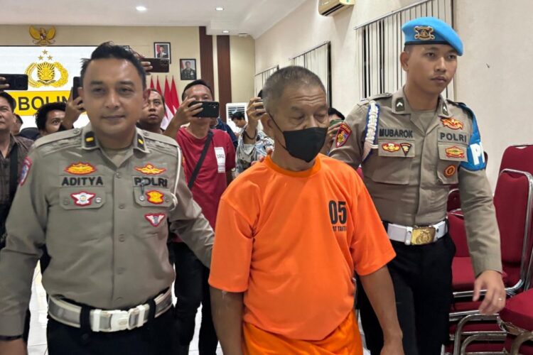 Sopir bus yang ditetapkan tersangka dihadirkan dalam konferensi pers di Mapolres Probolinggo. (foto: Istimewa/BS)