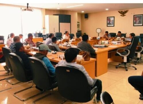 Suasana rapat dengar pendapat di Komis B DPRD Surabaya. (Foto: Ist/BS)