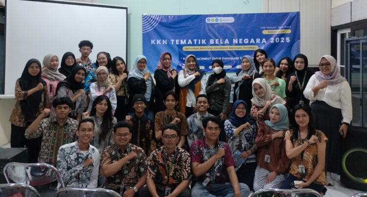 Foto bersama narasumber, panitia KKN UPNVJT, dan peserta usai penyuluhan Pemanfaatan SMM dan AI untuk UMKM/dok.istimewa