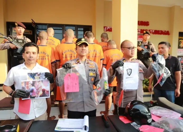 Barang bukti dan 9 tersangka kerusuhan DPRD Madiun. (Foto: Istimewa/BS)