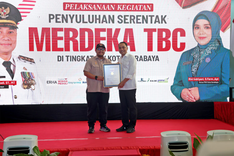 Wali Kota Eri Cahyadi saat menerima rekor MURI penyuluhan TBC terbanyak/dok.diskominfo Surabaya