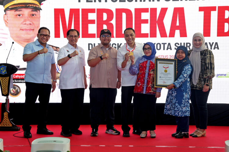 Wali Kota Eri Cahyadi bersama Ketua TP PKK Surabaya Rini Indriyani Eri Cahyadi bersama sejumlah pihak foto bersama seusai menerima rekor MURI penyuluhan TBC terbanyak/dok.diskominfo Surabaya