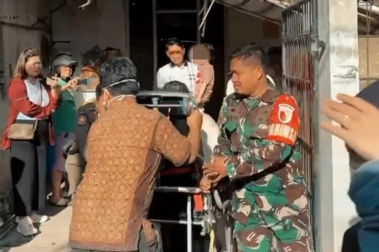 Evakuasi dua anak korban dugaan kekerasan sekaligus ayah mereka di Kutisari Selatan, Kecamatan Tenggilis Mejoyo, Surabaya, Kamis (11/9/2025). (dok. DP3APPKB Surabaya)