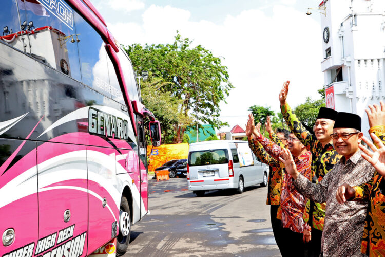 Wali Kota Eri melepas rombongan MTQ dengan target juara umum. (Foto Humas/BS)
