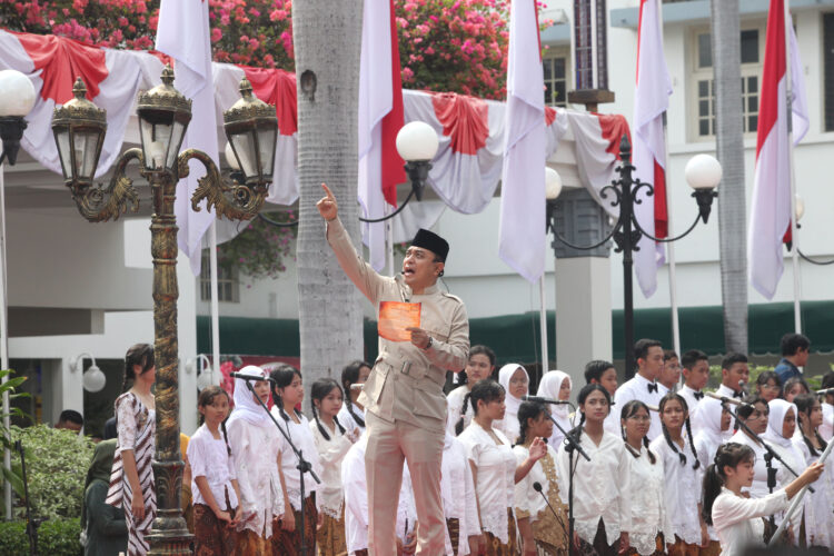 Aksi Wali Kota Eri Cahyadi pada saat perobekan bendera tahun lalu/dok.bicarasurabaya.com