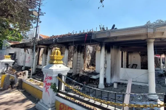 Puing bangunan Gedung Grahadi pasca demo yang berakhir rusuh. (Foto: Istimewa/BS)