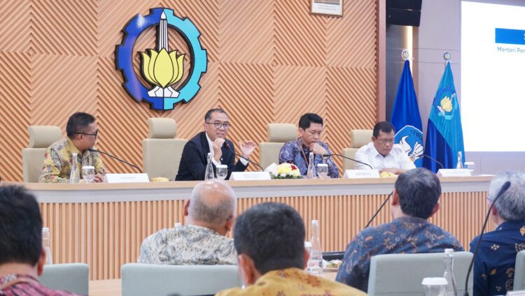 Mendiktisaintek RI Prof Brian Yuliarto PhD (berjas hitam) saat memberikan sambutan dalam Forwarek Bidang Kerja Sama PTN - ISI se-Indonesia 2025 di ITS. (Foto: Humas ITS/BS)