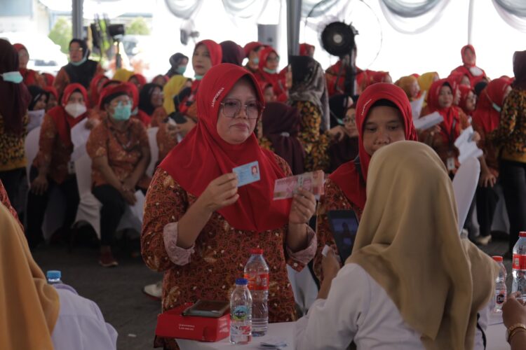 Seorang warga menunjukkan bukti penerimaan BLT dari Dana Bagi Hasil Cukai Hasil Tembakau. (Foto: Humas Pemkot/BS)
