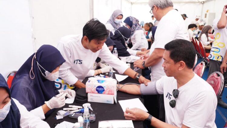 Rektor ITS Prof Ir Bambang Pramujati mengikuti pemeriksaan kesehatan gratis. (Foto: Humas ITS/BS)