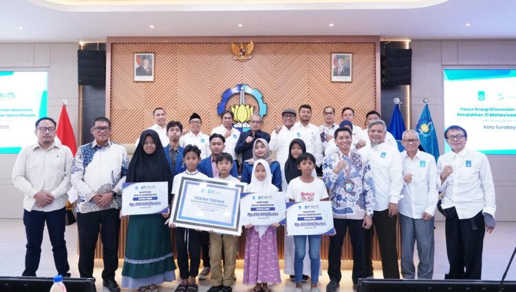 Serah Terima Beasiswa dari YMI - IKA ITS kepada pelajar sekitar kampus ITS dan mahasiswa ITS. (Foto: Humas ITS/BS)