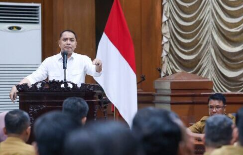 Wali Kota Eri Cahyadi saat memberikan arahan dan meminta sleuruh pejabat OPD di Pemkot membuat surat pernyataan siap dipecat jika ada pungli di lingkungan OPD yang dipimpinnya. (Foto: Humas/BS)