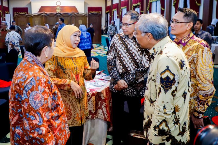 Gubernur Khofifah berbincang dengan 14 Duber RI di Gedung Negara Grahadi. (Foto: Istimewa/BS)