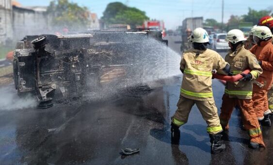 Petugas melakukan pemadaman terhadap kendaraan yang terbakar dan terguling. (Foto: CC112/BS)