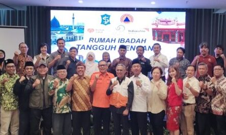 Kepala BPBD Irvan Widyanto bersama pengurus rumah ibadah usai melakukan komitmen bersama. (Foto: Istimwa/BS)