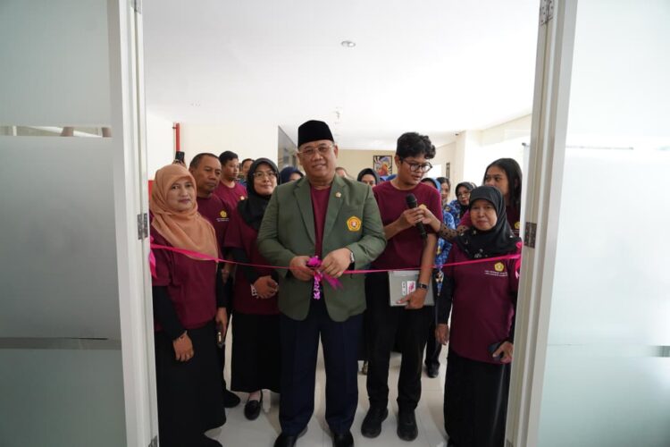 Rektor UPN Veteran Jawa Timur saat meresmikan unit layanan disabilitas belanegara/dok.bicarasurabaya.com