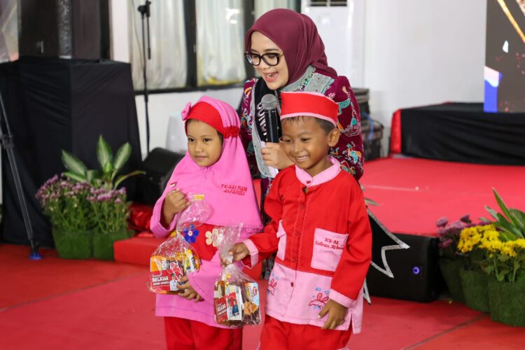 Ketua TP PKK Surabaya Rini Indriyani Eri Cahyadi bersama anak-anak TK/dok.Diskominfo Surabaya