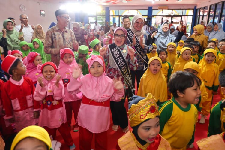 Ketua TP PKK Surabaya Rini Indriyani Eri Cahyadi bersama anak-anak TK/dok.Diskominfo Surabaya