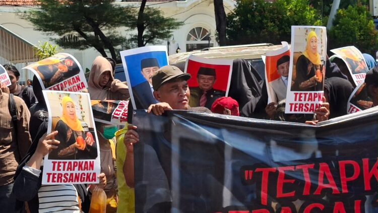 Massa membawa foto Khofifah dengan tulisan Tetapkan Tersangka. (Foto: Ist/BS)