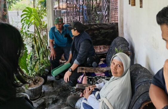 Soendari yang memakai jilbab abu abu saat ditangkap di sebuah ruamh di Blitar oleh tim Kejari Surabaya. (Foto:Ist/BS)