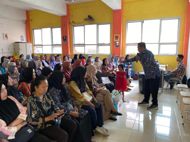 Dosen Ilmu Komunikasi UPN Veteran Jawa Timur saat memberikan materi digital marketing/dok.istimewa