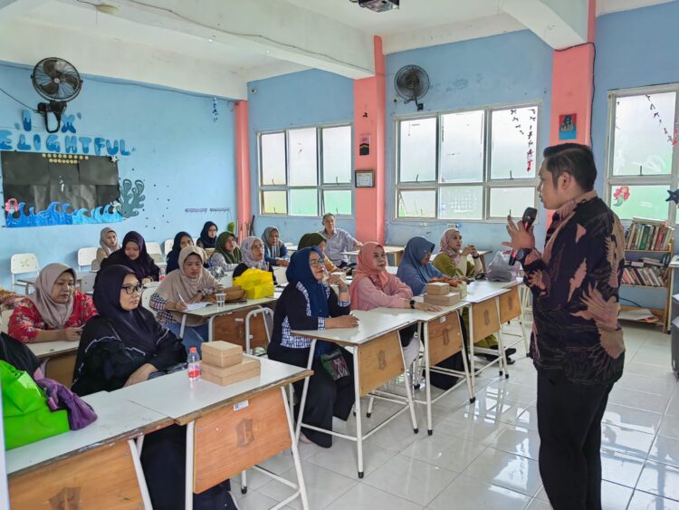 Dosen Ilmu Komunikasi UPN Veteran Jawa Timur saat memberikan materi tentang branding kepada para umkm/dok.istimewa