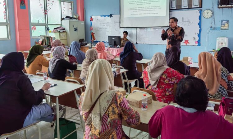 Dosen Ilmu Komunikasi UPN Veteran Jawa Timur saat memberikan materi tentang branding kepada para umkm/dok.istimewa