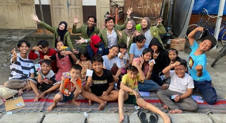 Mahasiswa UPN Veteran Jatim bersama anak-anak yang ikut dalam pelatihan/dok.bicarasurabaya.com