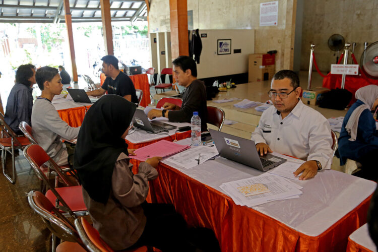 Para penerima Beasiswa Pemuda Tangguh sedang mengurus dokumen administrasinya/dok.Diskominfo Surabaya