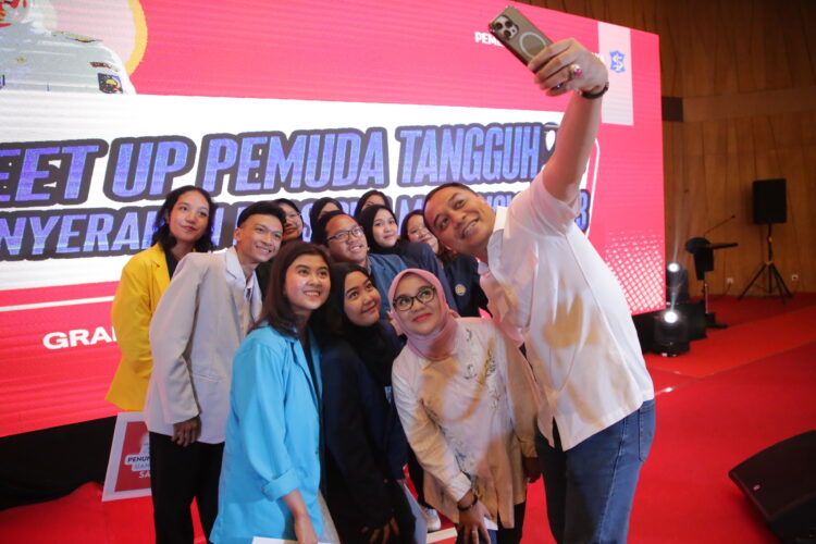 Wali Kota Surabaya Eri Cahyadi berfoto bersama dengan para penerima beasiswa Pemuda Tangguh/dok.diskominfo Surabaya