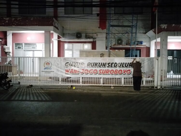 Anggota FPK memasng spanduk 'Jogo Suroboyo' disalah satu sudut kota. (Foto: Istimewa/BS)