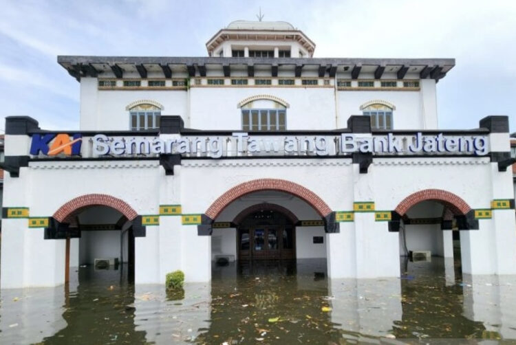 Kondisi Stasiun Semarang Tawang yang terendam banjir. (Foto: Istimewa/BS)