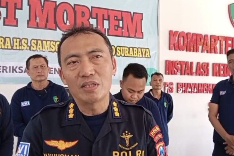 Kepala Bidang Kedokteran dan Kesehatan (Kabid Dokkes) Polda Jatim, Kombes Pol M. Khusnan saat memberikan keterangan di Mapolda Jatim (Foto: Ist/BS)