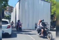 Ilustrasi: Tangkapan layar video media sosial tenda pernikahan menutup lebih dari setengah jalan (Istimewa)