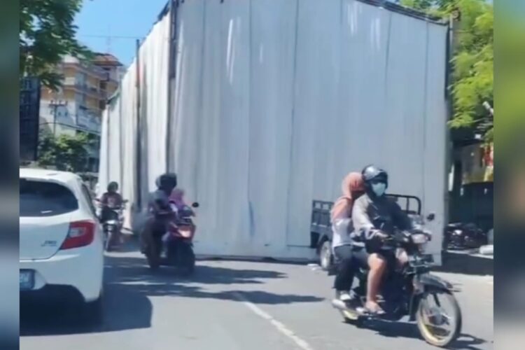 Ilustrasi: Tangkapan layar video media sosial tenda pernikahan menutup lebih dari setengah jalan (Istimewa)