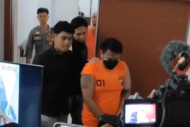 Pelaku pembobolan brangkas SPBU saat digelandang dalam konferensi pers di Mapolsek Tegalsari Surabaya, Jumat, (24/10/2025). (Ist/BS)
