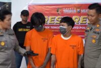 AS alias Kopeng (kanan) bersama rekannya AM saat diamankan di Polsek Tenggilis Mejoyo Surabaya (Ist/Bs)