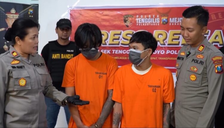 AS alias Kopeng (kanan) bersama rekannya AM saat diamankan di Polsek Tenggilis Mejoyo Surabaya (Ist/Bs)