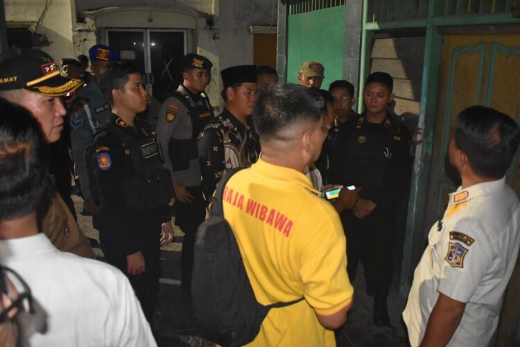 Satpol PP saat menyisir eks lokalisasi Moroseneng/dok.bicarasurabaya.com