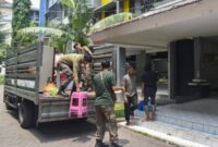 Relokasi warga terdampak normalisasi ruang sungai Kalianak ke Rusun Romokalisari, Sabtu (25/10/2025) (dok. Satpol PP Surabaya)