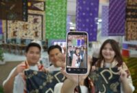 Keseruan Petranesian berswafoto dengan kain-kain batik di Perpustakaan PCU. (Foto: Humas PCU/BS)