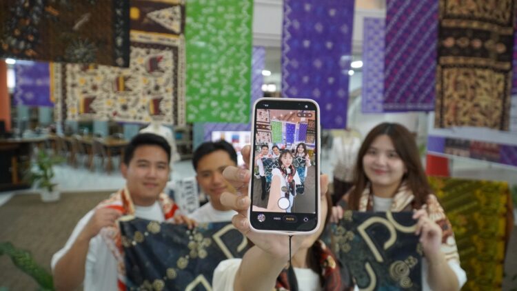 Keseruan Petranesian berswafoto dengan kain-kain batik di Perpustakaan PCU. (Foto: Humas PCU/BS)