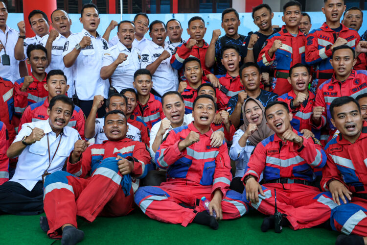 Wali Kota Eri Cahyadi bersama Tim Rescue berfoto bersdama usai mnendengar langsung kisah heroik mereka. (Foto: Humas-Ist/BS)