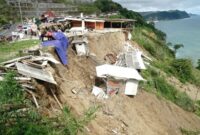 Dua warung di tebing Pantai Sine Tulungagung longsor. (Foto: Istimewa/BS)