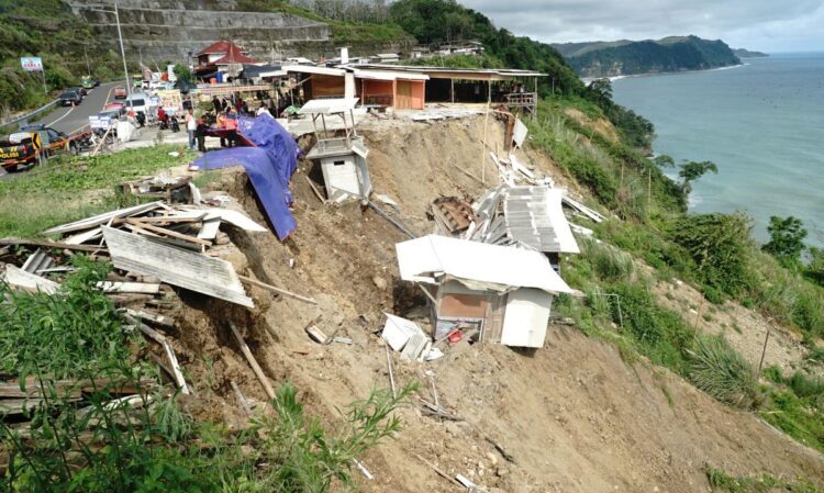 Dua warung di tebing Pantai Sine Tulungagung longsor. (Foto: Istimewa/BS)