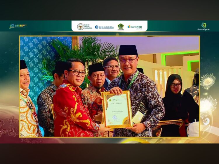 Pelaksana Tugas (Plt) Kepala Dinas Komunikasi dan Informatika (Diskominfo) Kota Surabaya, Muhamad Fikser, saat mewakili Wali Kota Eri Cahyadi menerima penghargaan/dok.bicarasurabaya.com
